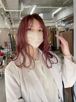 ミディアム カラー 髙橋一哉　ブリーチ/ ベージュカラーのヘアスタイル