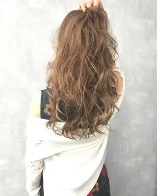 セミロング カラー TOMOYAレイヤー ブリーチ縮毛矯正のヘアスタイル