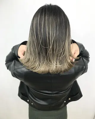 ミディアム カラー ブリーチカラーレイヤ ーカット🦋annaのヘアスタイル