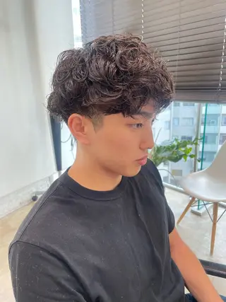 ミディアム パーマ メンズ RIN／韓国ヘア レイヤーカットのヘアスタイル