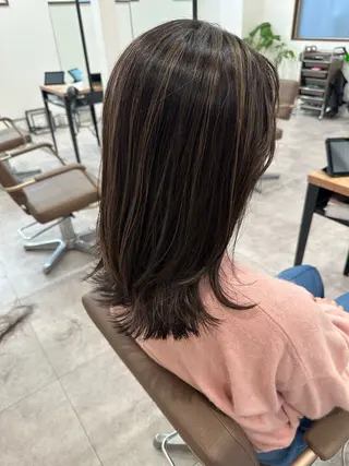 セミロング カラー 白髪ぼかしハイライト レイヤー川口　元気のヘアスタイル