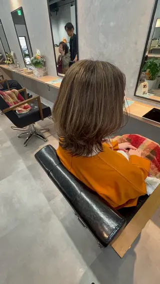 ミディアム motoトップカラー リスト/ブリーチカラのヘアスタイル