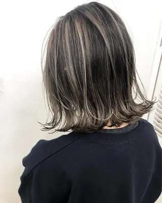 ミディアム カラー ブリーチカラーレイヤ ーカット🦋annaのヘアスタイル