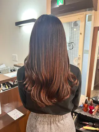 ロング トモタニ ミオのヘアスタイル
