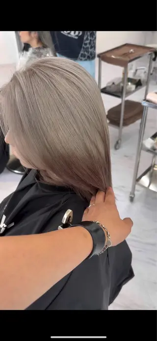 カラー ViVIE所属・VIVIE天神 ブリーチのヘアスタイル