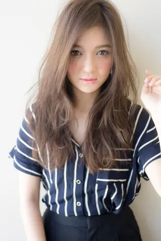 ロング Soleriaソレリア所属・おしゃれ染めで白髪 ぼかし/山口玲緒奈のヘアスタイル