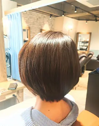 ショート カラー alushe 岡 陽子のヘアスタイル
