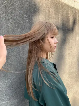 ロング カラー 岡田 知佳のヘアスタイル