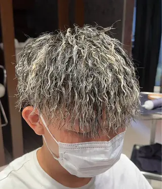 カラー パーマ メンズ メンズ特化　パーマ メッシュハイライトのヘアスタイル