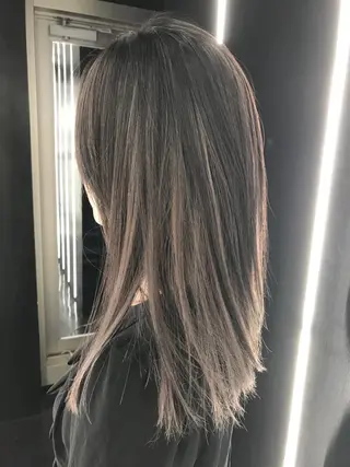 ロング カラー 森本 笑のヘアスタイル