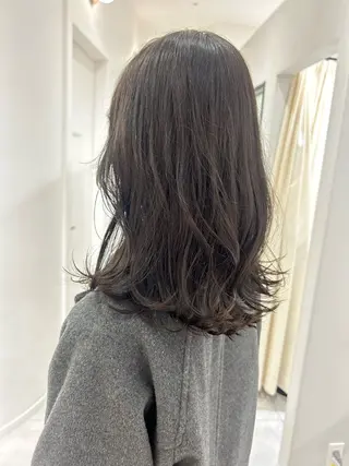 ミディアム カラー オリーブベージュ/ ブリーチなし透明感のヘアスタイル