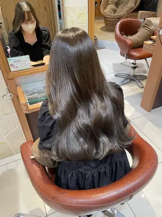 ロング カラー 赤みを押えたカラー➰ ケアブリーチのヘアスタイル