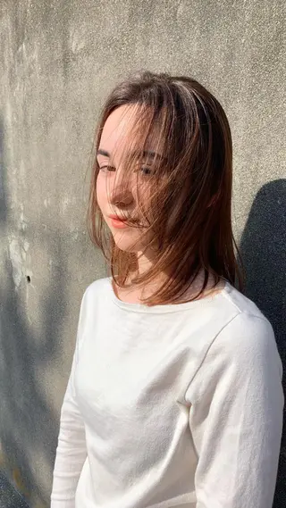 ミディアム 岡田 知佳のヘアスタイル