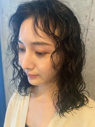 セミロング パーマ Yahiko ハイトーンのヘアスタイル