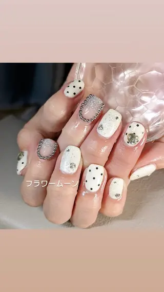 ネイル フラワー ムーンのネイルデザイン