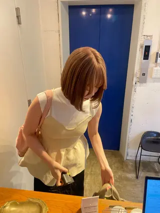 ショート カラー MIOベージュカラー 柔らかいカラーのヘアスタイル