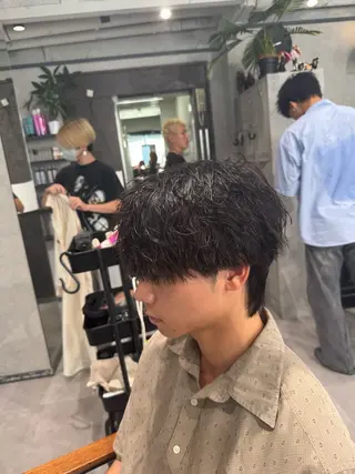 パーマ メンズ 毛流れ特化愁斗 センターパートパーマのヘアスタイル