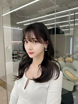 セミロング 顔周りカット/髪質 改善/透明感カラーのヘアスタイル