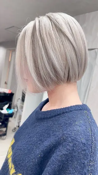 ショート 前髪カット🩶レイヤ ー🩶ハイトーン🩶のヘアスタイル