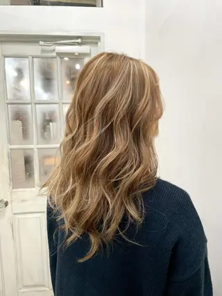 セミロング 白いハイライト🤍 タナカリョウスケのヘアスタイル