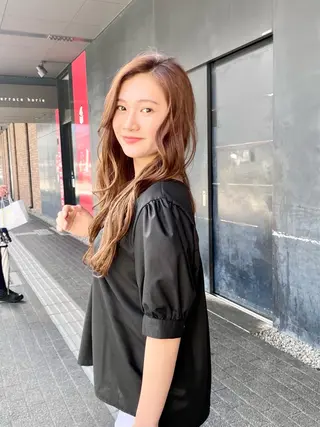 セミロング カラー コテ巻き風パーマ 韓国風パーマ 無重力のヘアスタイル