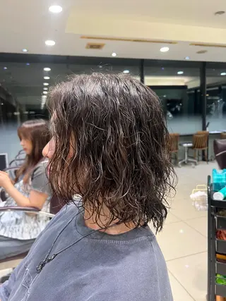 ミディアム パーマ メンズ コテ巻き風パーマ 岩成健志郎のヘアスタイル