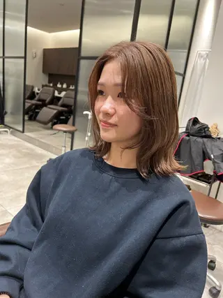 ミディアム カラー オリーブベージュ/ ブリーチなし透明感のヘアスタイル