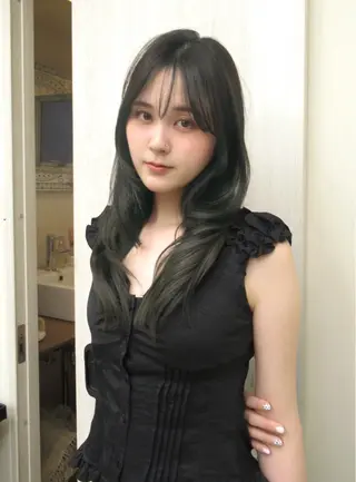 ロング Gigi 代々木所属・りこ 🐈‍⬛韓国艶カラーのヘアスタイル