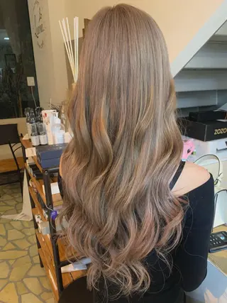 ロング カラー 小笠原 菜緒のヘアスタイル