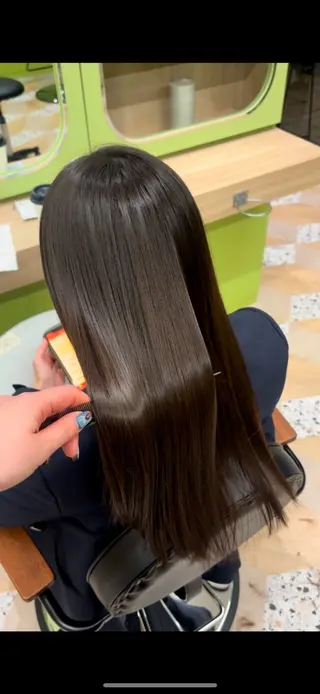 ロング シオン/艶髪/ グレージュカラーのヘアスタイル