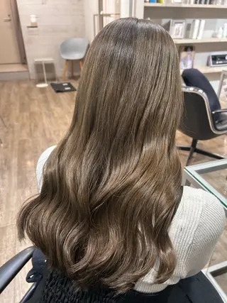 ロング ヨシタニ ヒナタのヘアスタイル