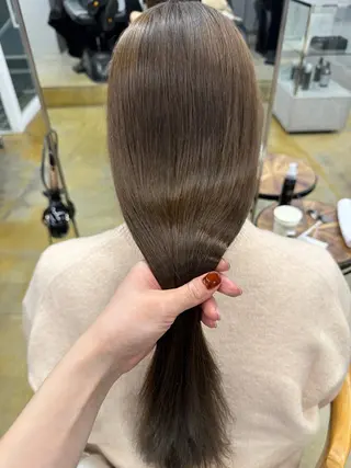 カラー maina/透明感 ベージュ/ブラウンのヘアスタイル