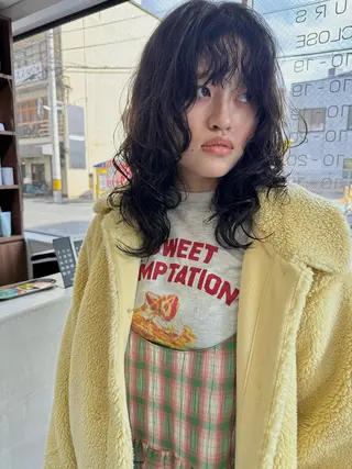 ミディアム パーマ (h)wim ウィムのヘアスタイル