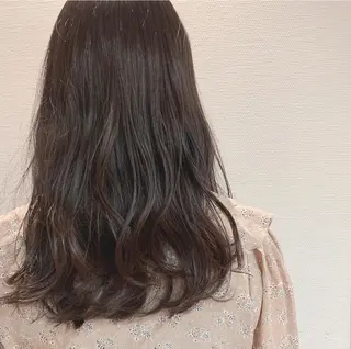 ロング カラー 塩澤 榛奈のヘアスタイル