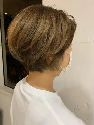 ショート カラー 入江 志穂のヘアスタイル