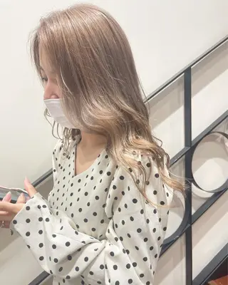 ロング カラー tomo🍒パーマ ハイトーン似合わせのヘアスタイル