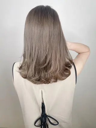 セミロング ＿WHITE鳳店 アンダーバーホワイトのヘアスタイル