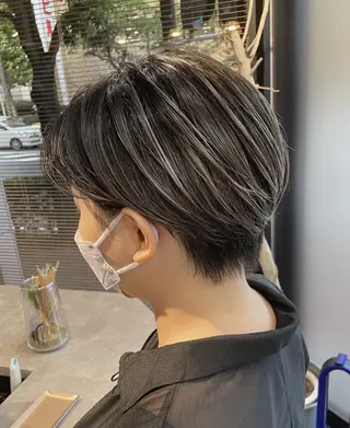 ショート カラー かわさき ともやのヘアスタイル