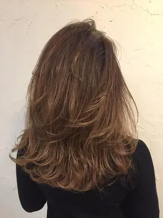 セミロング カラー 韓国レイヤー外国人風 透明感カラー髪質改善のヘアスタイル