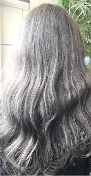 ロング カラー Hanna by W_SALONのヘアスタイル