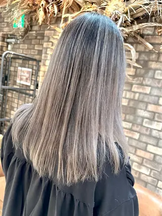 セミロング 🔷ブリーチバレイヤ ージュ🔷飯野達也のヘアスタイル