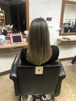 ロング カラー サロントモ所属・小松崎 咲楽のヘアスタイル