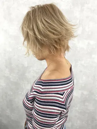ショート カラー TOMOYAレイヤー ブリーチ縮毛矯正のヘアスタイル
