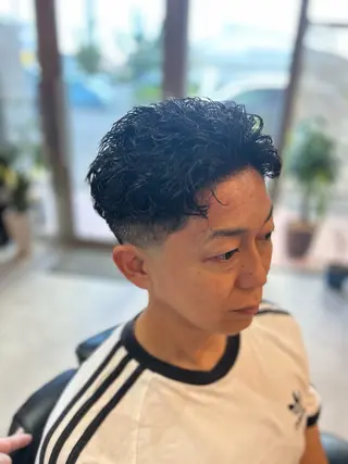 ミディアム パーマ メンズ THEBARBER TEN所属・伊禮 海凪のヘアスタイル