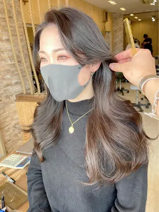 ロング 韓国レイヤー外国人風 透明感カラー髪質改善のヘアスタイル