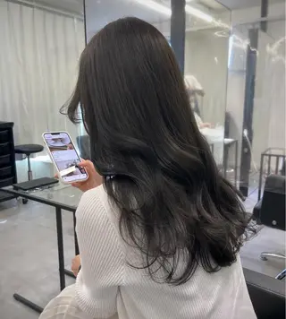 ロング AHNKISM所属・トレンドレイヤー/ 透明感カラーのヘアスタイル