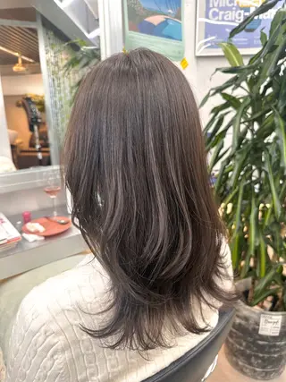 セミロング カラー 岡野 静華のヘアスタイル