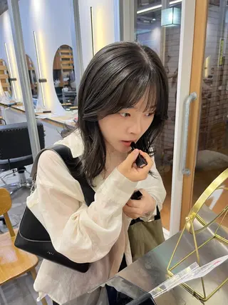 ロング ブリーチなしカラー /ベージュカラーのヘアスタイル