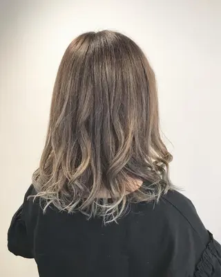 ミディアム カラー エイト ウメダのヘアスタイル
