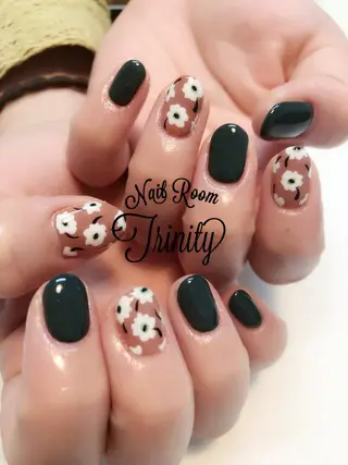 ネイル Trinity ネイリストスタッフのネイルデザイン